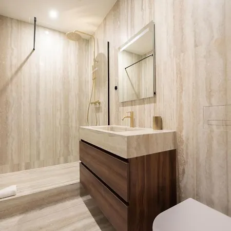 Spacious In With Ac Апартаменты